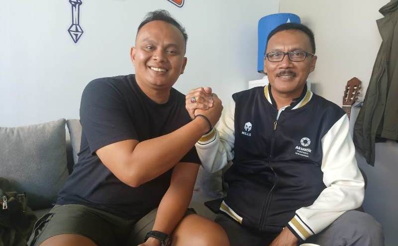FOTO BERSAMA : Sekum Pengcab Akuatik Kota Bandung Salahudin Al Ayubi (kanan) bersama Binpres Akutik M Idham Dasuki. PJ/Joel