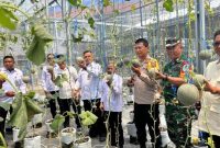 Kalapas Kelas I Sukamiskin bersama steakholder saat panen melon. PJ/ISTIMEWA