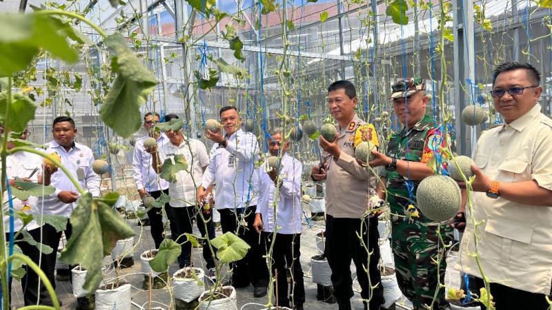 Kalapas Kelas I Sukamiskin bersama steakholder saat panen melon. PJ/ISTIMEWA