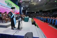 Menteri Sosial Saifullah Yusuf (Gus Ipul) mengukuhkan 430 wisudawan Polteksos di Sabuga Bandung, Kamis (25/09/2025). PJ/Mal 