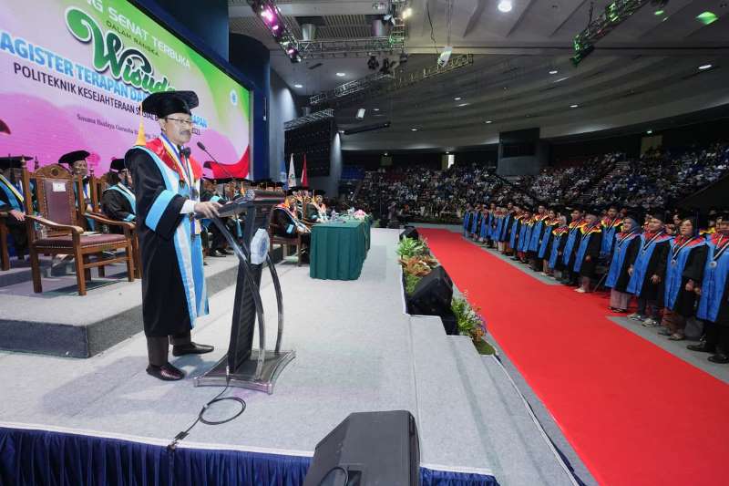 Menteri Sosial Saifullah Yusuf (Gus Ipul) mengukuhkan 430 wisudawan Polteksos di Sabuga Bandung, Kamis (25/09/2025). PJ/Mal 