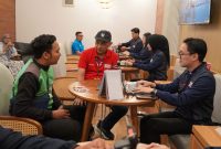 Manajemen Telkomsel menggelar program spesial di GraPARI. Tampak pelanggan sedang dilayani oleh petugas. PJ/Dok