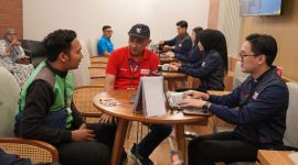 Manajemen Telkomsel menggelar program spesial di GraPARI. Tampak pelanggan sedang dilayani oleh petugas. PJ/Dok