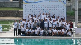 Walikota Bandung dan para atlet akuatik dan polo air berpose disela Kejurnas Renang dan Polo Air Bandung Utama. PJ/Joel