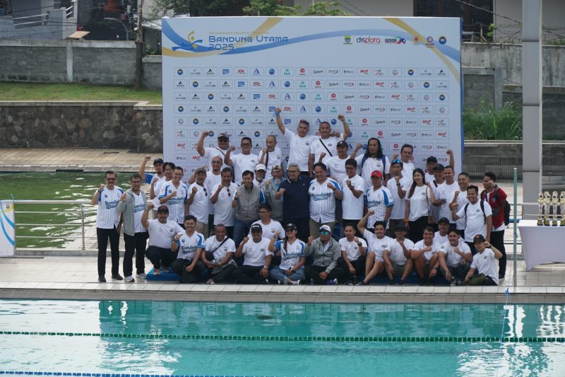Walikota Bandung dan para atlet akuatik dan polo air berpose disela Kejurnas Renang dan Polo Air Bandung Utama. PJ/Joel