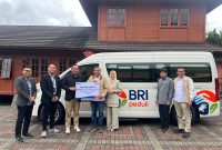 BRI Peduli menyerahkan satu unit Ambulance kepada Yayasan Dian Ar-Rokhmat Kuningan. PJ/Dok