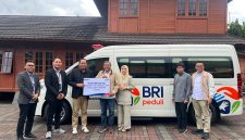 BRI Peduli menyerahkan satu unit Ambulance kepada Yayasan Dian Ar-Rokhmat Kuningan. PJ/Dok