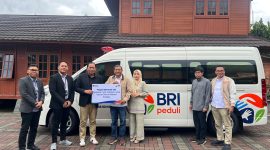 BRI Peduli menyerahkan satu unit Ambulance kepada Yayasan Dian Ar-Rokhmat Kuningan. PJ/Dok