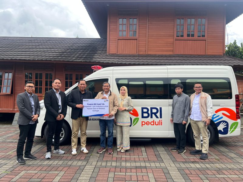BRI Peduli menyerahkan satu unit Ambulance kepada Yayasan Dian Ar-Rokhmat Kuningan. PJ/Dok