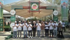 Manajemen Adira Finance berpose bersama usai membuka FPR 2025 di Banda Aceh
