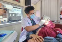 Petugas kesehatan saat memeriksa kesehatan gigi salah seorang pasien di Rail Clinic Stasiun Manonjaya Tasikmalaya. PJ/Dok