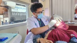 Petugas kesehatan saat memeriksa kesehatan gigi salah seorang pasien di Rail Clinic Stasiun Manonjaya Tasikmalaya. PJ/Dok