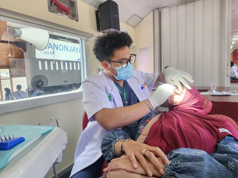 Petugas kesehatan saat memeriksa kesehatan gigi salah seorang pasien di Rail Clinic Stasiun Manonjaya Tasikmalaya. PJ/Dok