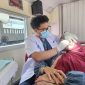 Petugas kesehatan saat memeriksa kesehatan gigi salah seorang pasien di Rail Clinic Stasiun Manonjaya Tasikmalaya. PJ/Dok
