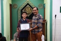 Executive Vice President (EVP) Daop 2 Bandung, Dicky Eka Priandana menyerahkan penghargaan dan apresiasi kepada Daffa. PJ/Dok