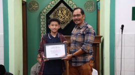 Executive Vice President (EVP) Daop 2 Bandung, Dicky Eka Priandana menyerahkan penghargaan dan apresiasi kepada Daffa. PJ/Dok