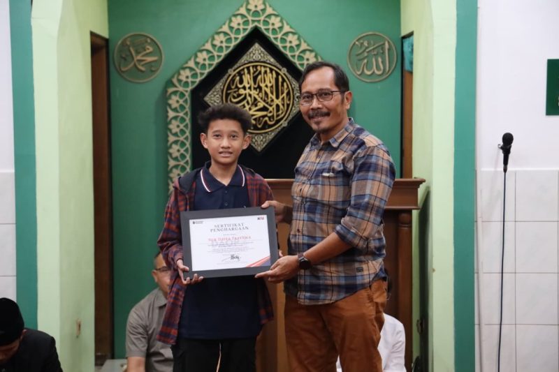 Executive Vice President (EVP) Daop 2 Bandung, Dicky Eka Priandana menyerahkan penghargaan dan apresiasi kepada Daffa. PJ/Dok