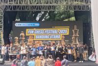 Walu Kota Bandung mendapat penghargaan ORI dari PB Percasi karena dinilai menjadi peserta terbanyak di turnamen catur. PJ/Joel