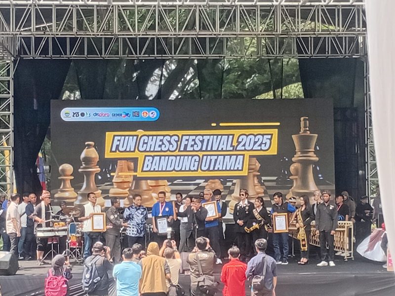 Walu Kota Bandung mendapat penghargaan ORI dari PB Percasi karena dinilai menjadi peserta terbanyak di turnamen catur. PJ/Joel