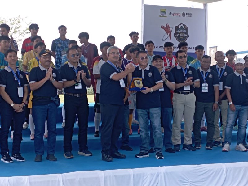Wakil Gubernur Erwan dan Wali Kota Bandung Farhan saat membuka Liga 4 Bandung Utama di Stadion Persib, Sidolig Bandung.