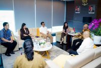 PERTEMUAN : Ketua PWI terpilih Akhmad Munir beserta jajaran saat melakukan pertemuan dengan Menteri KOMDIGI Meutya Hafid. PJ/Dok