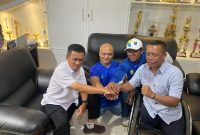Ketua NPC Kota Bandung Yadi Sofyan (kiri) bersama pengurus lainnya saat syukuran atas dicabutnya Permenpora No 14. PJ/Joel