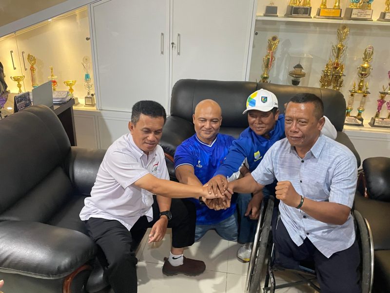 Ketua NPC Kota Bandung Yadi Sofyan (kiri) bersama pengurus lainnya saat syukuran atas dicabutnya Permenpora No 14. PJ/Joel