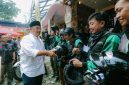 One Ride : Wali Kota Bandung membagikan helm gratis kepada ojol di event Royal Enfield One Ride 2025. PJ/Dok