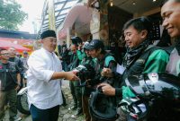 One Ride : Wali Kota Bandung membagikan helm gratis kepada ojol di event Royal Enfield One Ride 2025. PJ/Dok