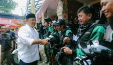 One Ride : Wali Kota Bandung membagikan helm gratis kepada ojol di event Royal Enfield One Ride 2025. PJ/Dok