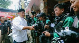One Ride : Wali Kota Bandung membagikan helm gratis kepada ojol di event Royal Enfield One Ride 2025. PJ/Dok