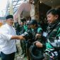 One Ride : Wali Kota Bandung membagikan helm gratis kepada ojol di event Royal Enfield One Ride 2025. PJ/Dok