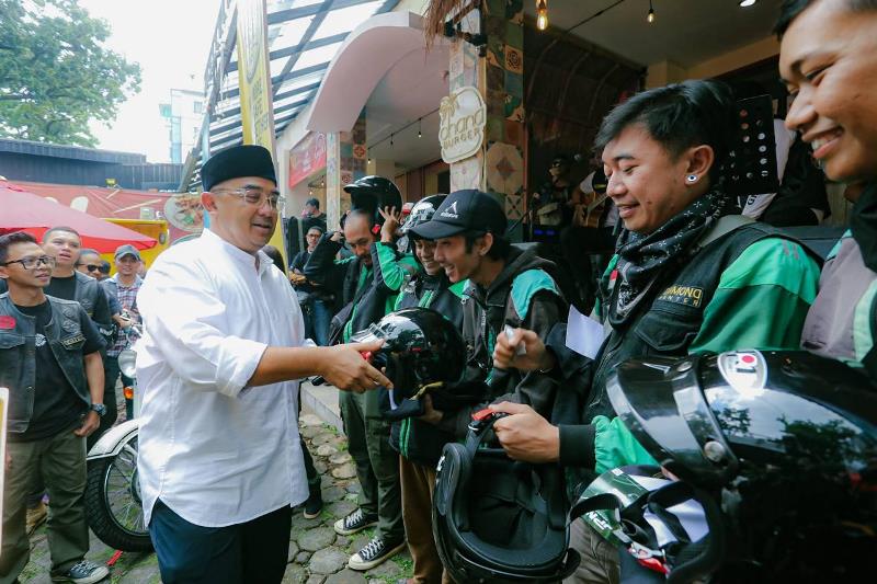 One Ride : Wali Kota Bandung membagikan helm gratis kepada ojol di event Royal Enfield One Ride 2025. PJ/Dok
