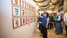 Wali Kota Bandung Farhan saat melihat sejumlah lukisan di Bandung Fair 2025. PJ/Dok