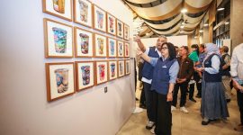 Wali Kota Bandung Farhan saat melihat sejumlah lukisan di Bandung Fair 2025. PJ/Dok