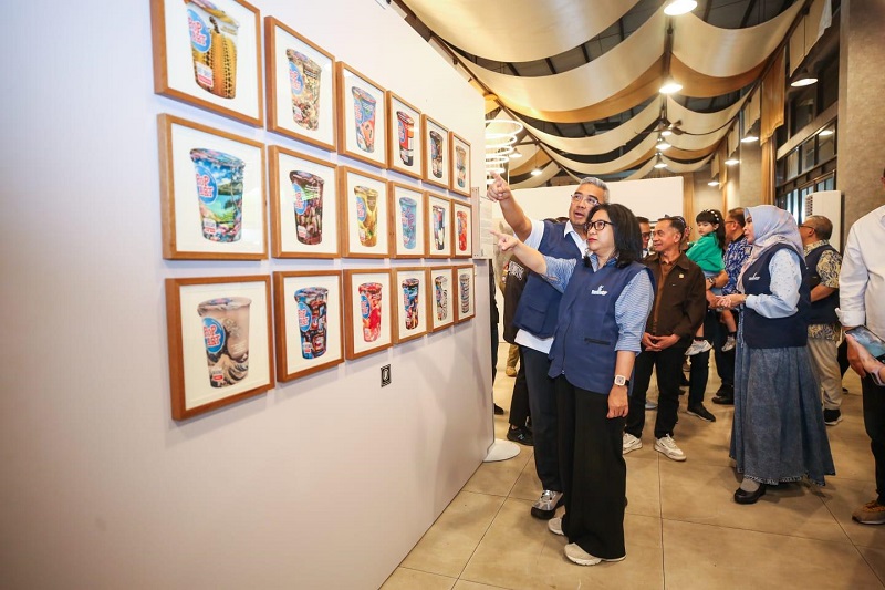 Wali Kota Bandung Farhan saat melihat sejumlah lukisan di Bandung Fair 2025. PJ/Dok