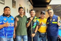 Batara (tengah) foto bersama dengan Ketua Umum POBSI Kota Bandung Agus Sujadi, Wakil Ketua II KONI Kota Bandung Prof. Mulyana dan lawan mainnya Ramansyah usai pertandingan. PJ/Joel