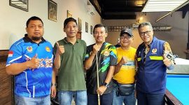 Batara (tengah) foto bersama dengan Ketua Umum POBSI Kota Bandung Agus Sujadi, Wakil Ketua II KONI Kota Bandung Prof. Mulyana dan lawan mainnya Ramansyah usai pertandingan. PJ/Joel