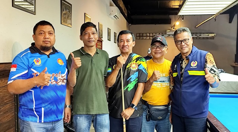 Batara (tengah) foto bersama dengan Ketua Umum POBSI Kota Bandung Agus Sujadi, Wakil Ketua II KONI Kota Bandung Prof. Mulyana dan lawan mainnya Ramansyah usai pertandingan. PJ/Joel