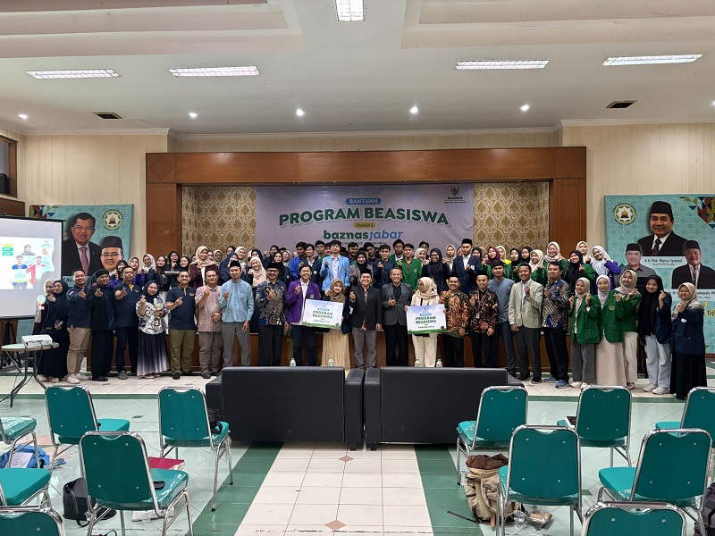 JABAR CERDAS : Ratusan mahasiswa dan santri dari berbagai perguruan tinggi menerima beasiswa bagian program Jabar Cerdas. PJ/Dok