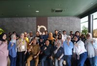 Ketua Komisi I DPRD Kota Bandung, Assoc. Prof. Dr. H. Radea Respati Paramudhita, S.H., M.H., bersama peserta pelatihan barista hasil reses di Kota Bandung, Senin, 13 Oktober 2025. Handoko/Humpro DPRD Kota Bandung.