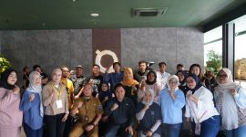 Ketua Komisi I DPRD Kota Bandung, Assoc. Prof. Dr. H. Radea Respati Paramudhita, S.H., M.H., bersama peserta pelatihan barista hasil reses di Kota Bandung, Senin, 13 Oktober 2025. Handoko/Humpro DPRD Kota Bandung.