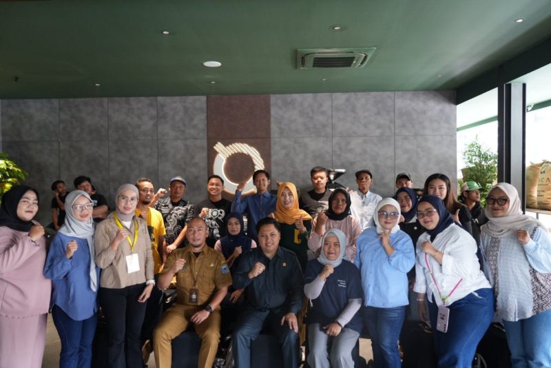 Ketua Komisi I DPRD Kota Bandung, Assoc. Prof. Dr. H. Radea Respati Paramudhita, S.H., M.H., bersama peserta pelatihan barista hasil reses di Kota Bandung, Senin, 13 Oktober 2025. Handoko/Humpro DPRD Kota Bandung.