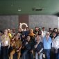 Ketua Komisi I DPRD Kota Bandung, Assoc. Prof. Dr. H. Radea Respati Paramudhita, S.H., M.H., bersama peserta pelatihan barista hasil reses di Kota Bandung, Senin, 13 Oktober 2025. Handoko/Humpro DPRD Kota Bandung.