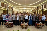 Wakil Gubernur Jabar, Sekretaris BKKBN dan Kaper BKKBN Jabar berpose bersama usai evaluasi program Quick Wins. PJ/Dok