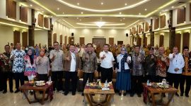 Wakil Gubernur Jabar, Sekretaris BKKBN dan Kaper BKKBN Jabar berpose bersama usai evaluasi program Quick Wins. PJ/Dok