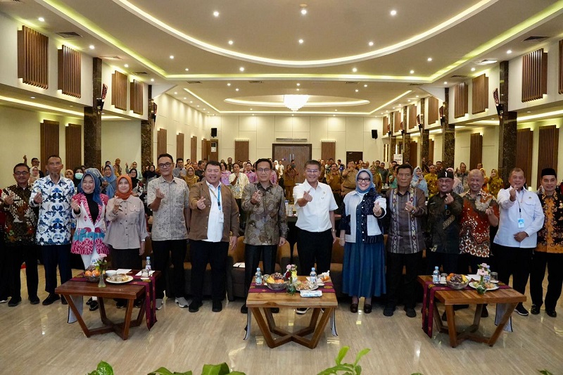 Wakil Gubernur Jabar, Sekretaris BKKBN dan Kaper BKKBN Jabar berpose bersama usai evaluasi program Quick Wins. PJ/Dok