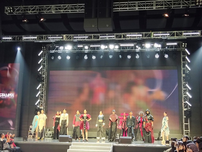 Kriya Tekstil dan Fashion, Telkom University kembali menggelar Fashion Show di ajang SWASTAMITA 2025. PJ/Mal