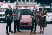 Manajemen PT Sokonindo Indonesia berpose bersama di produk andalan DFSK saat event GIIAS Bandung 2025.