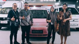 Manajemen PT Sokonindo Indonesia berpose bersama di produk andalan DFSK saat event GIIAS Bandung 2025.